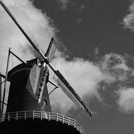 Windmill De Vrijheid in Schiedam in operation by Rob Pols