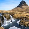 Der Berg Kirkjufell mit Wasserfall von Mickéle Godderis
