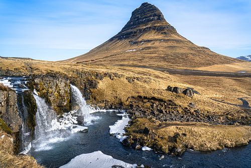 Der Berg Kirkjufell mit Wasserfall von Mickéle Godderis