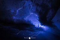 The Power of Nature Revealed: Fascinating Lightning Photo Adorns Night Sky