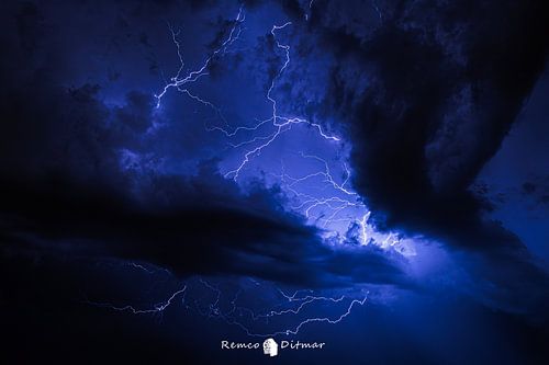 The Power of Nature Revealed: Fascinating Lightning Photo Adorns Night Sky