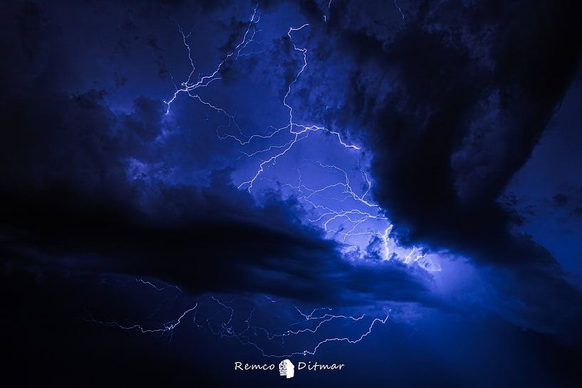 The Power of Nature Revealed: Fascinating Lightning Photo Adorns Night Sky by Remco Ditmar