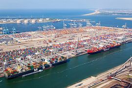 Luchtfoto ECT te Rotterdamse haven van Anton de Zeeuw