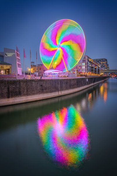 Riesenrad in Köln am Abend von Michael Valjak