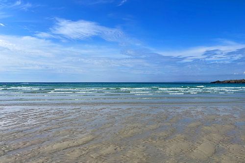 Zandrimpels langs de uitgestrekte oever