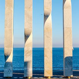 Close up van het 'vier balken van de Catalaanse vlag' kunstwerk, tegen een blauwe achtergr van WorldWidePhotoWeb