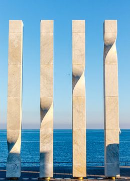 Close up van het 'vier balken van de Catalaanse vlag' kunstwerk, tegen een blauwe achtergr van WorldWidePhotoWeb