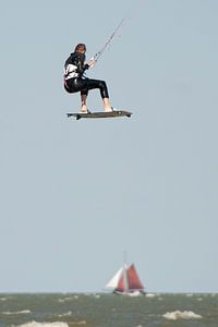 Kitesurfer hoog in de lucht