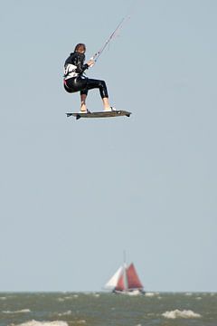 Kitesurfer hoog in de lucht van Remke Spijkers