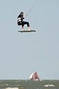 Kitesurfer hoch in der Luft von Remke Spijkers Miniaturansicht