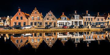 Zicht op de kade in de haven van Makkum, Friesland.