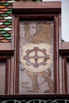 Schild  met leeuw boven op dak van het Raadhuis van Bazel in Zwitserland