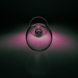 Wijn glas op zacht paarse gekleurde ondergrond van Kim Willems