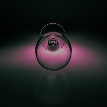 Wijn glas op zacht paarse gekleurde ondergrond van Kim Willems
