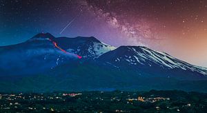 Uitbarsting van de vulkaan Etna met Melkweg op Sicilië van Rietje Bulthuis