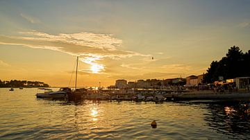 romantische zonsondergang aan de kust van de havenstad Porec