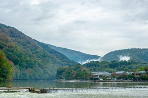 Collines et rivière à Kyoto sur Mickéle Godderis