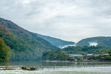 Hügel und Fluss in Kyoto von Mickéle Godderis