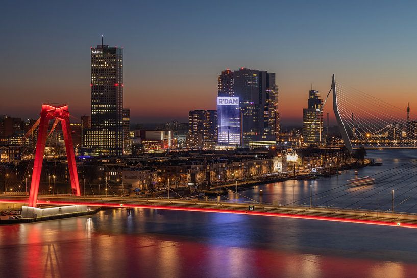 Die Willemsbrug und das Noordereiland in Rotterdam während eines großen Sonnenuntergangs von MS Fotografie | Marc van der Stelt