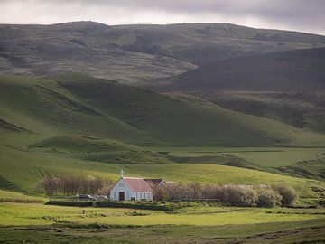 Berglandschap met kerk in IJsland van Theo Quintelier