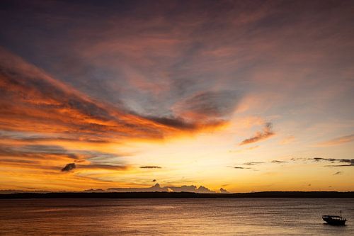 Zonsondergang kalm op tropen