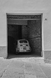 Fiat 500 Oldtimer in italienischer Garage (schwarz und weiß) von Jari L.