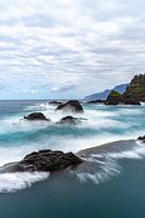 De ruige zee bij Seixal Beach op Madeira (Long exposure)
