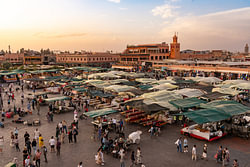 De avond valt over Djemaa el Fna in Marrakech