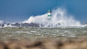 Vuurtoren in een Storm van Menno Schaefer