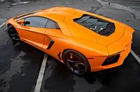 Oranje Lamborghini op zwart-witte achtergrond