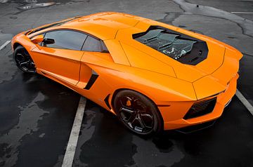 Oranje Lamborghini op zwart-witte achtergrond van Ronald George