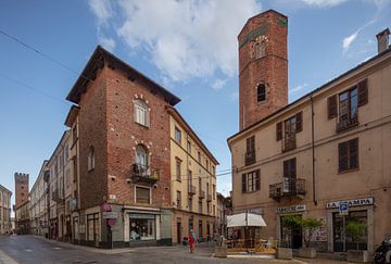 Straat en toren in Asti, Piemont, Italie