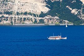 Boot op het Gardameer von Matthijs de Rooij