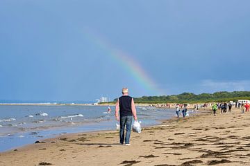 Strandwandeling met regenboog van Heiko Kueverling