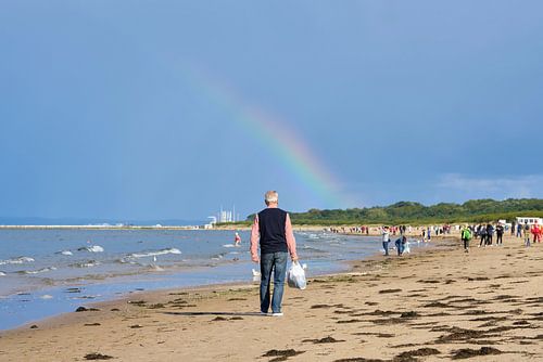 Promenade sur la plage avec un arc-en-ciel