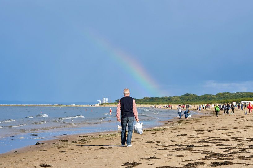 Strandspaziergang mit Regenbogen von Heiko Kueverling
