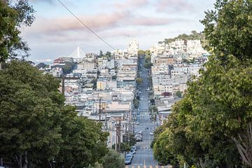 Uitzicht op San Francisco met blauwe lucht en heuvels