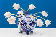 Witte tulpen in blauw/witte tulpenvaas van Floris Kok thumbnail