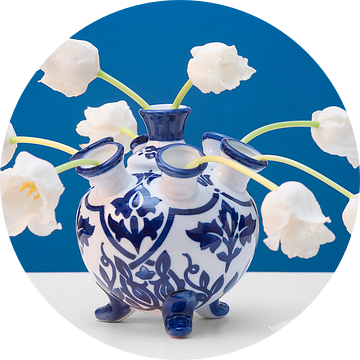 Witte tulpen in blauw/witte tulpenvaas van Floris Kok