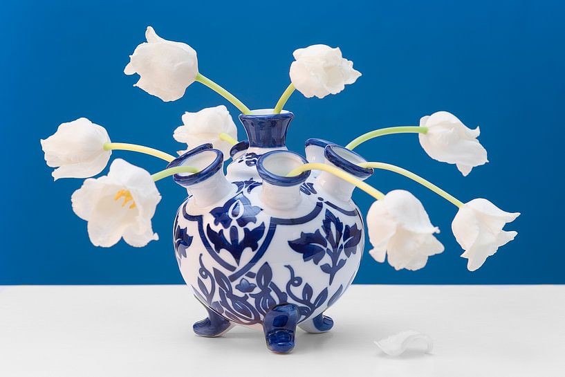 Witte tulpen in blauw/witte tulpenvaas van Floris Kok