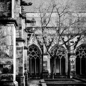 De Pandhof van de Domkerk in Utrecht (zwartwit) van André Blom Fotografie Utrecht