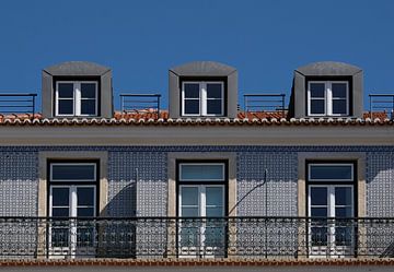 Ramen en dakpannen van een huis in Lissabon van Lensw0rld