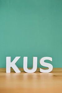 Holzbuchstaben machen Kuss