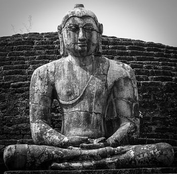 Buddha statue seated around stupa of The Polonnaruwa Vatadage