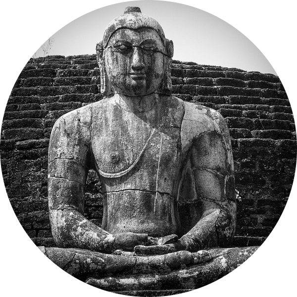 Buddha statue seated around stupa of The Polonnaruwa Vatadage van Inez Wijker