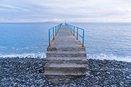 Pier op Madeira met zicht op de Atlantische Oceaan