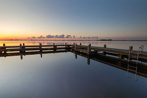 Schwimmsteg im Alkmaardermeer bei windstillem Sonnenaufgang im Erholungsgebiet De Hoorne