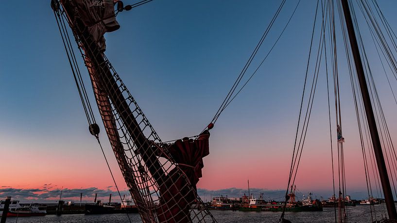 Hafen von Lauwersoog bei Sonnenuntergang von Eddy Westdijk