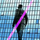 Urbanisme in Violet: Een Stille Bewaker in Neonlicht van Maikel van der Beek thumbnail