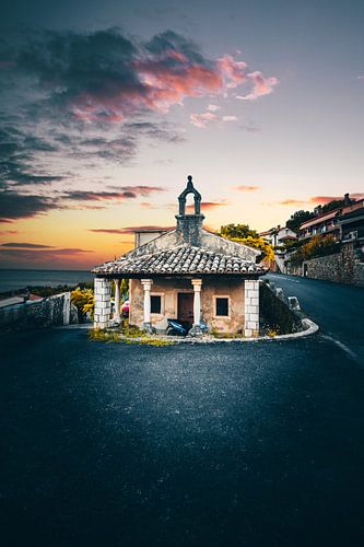 Oud bergdorpje in Kroatië bij zonsondergang Moscenice